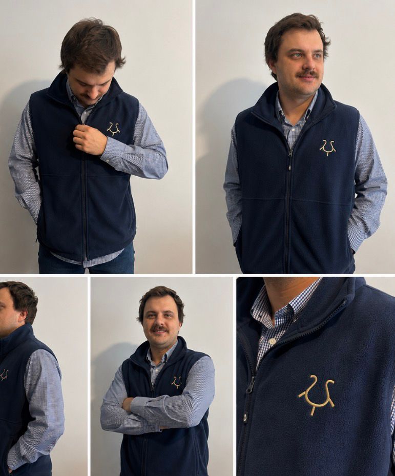Chaleco azul personalizado con bordado